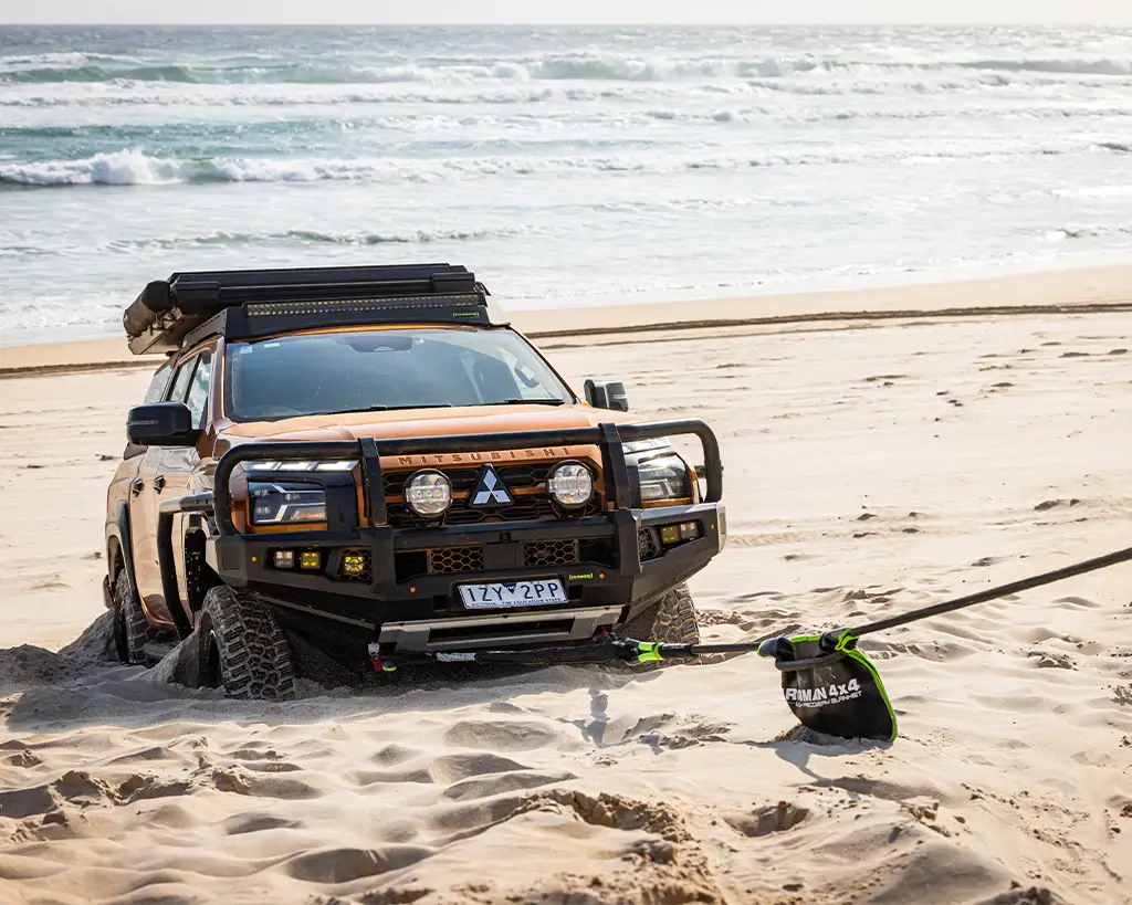 Mitsubishi MV Triton 4x4 with kinetic rope and brindle